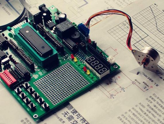 “可編程PLC控制器與單片機(jī)在本質(zhì)上有什么差別？”